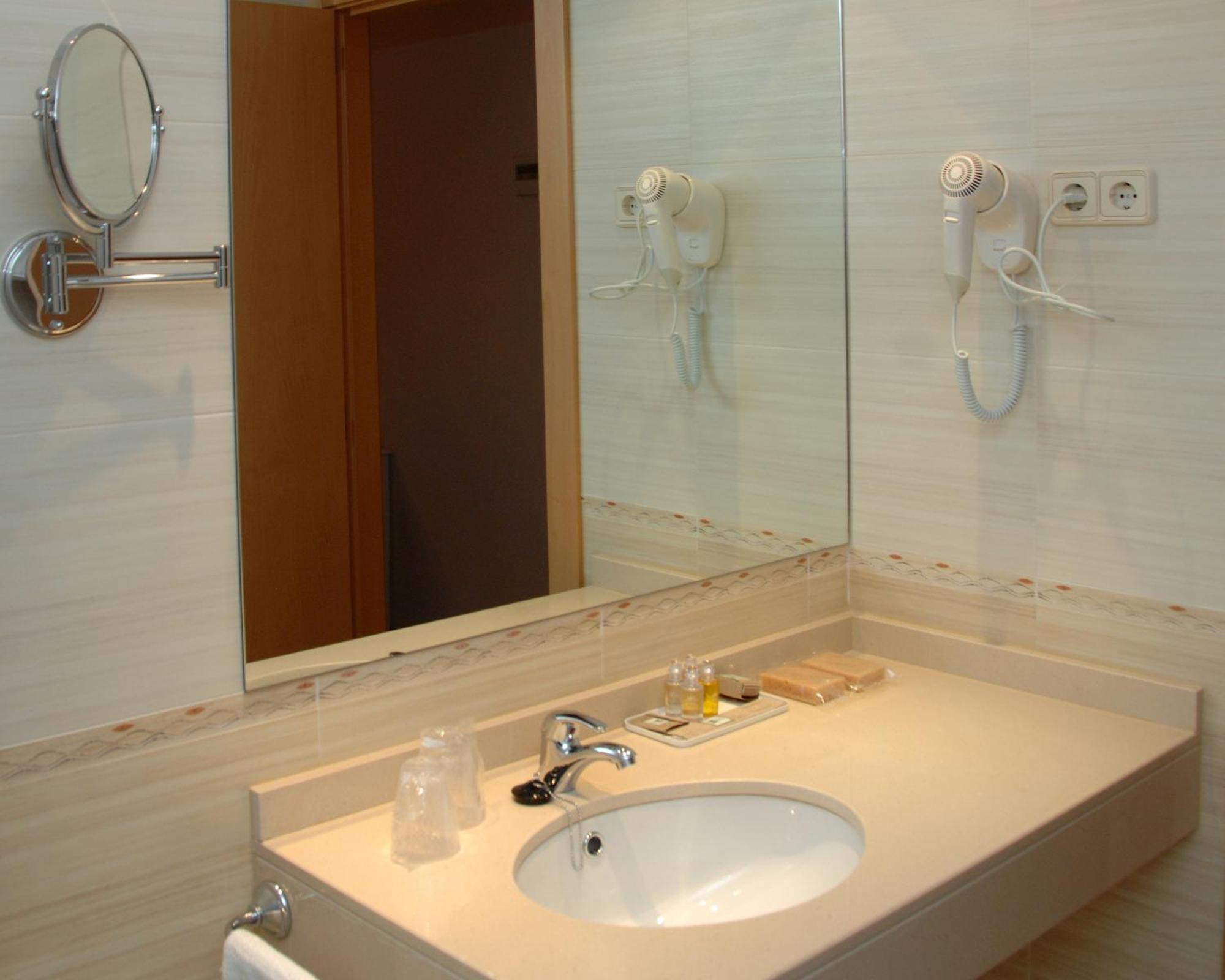 Hotel Hc Sigueenza Екстериор снимка
